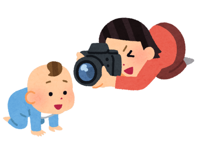 赤ちゃんを撮影するママ