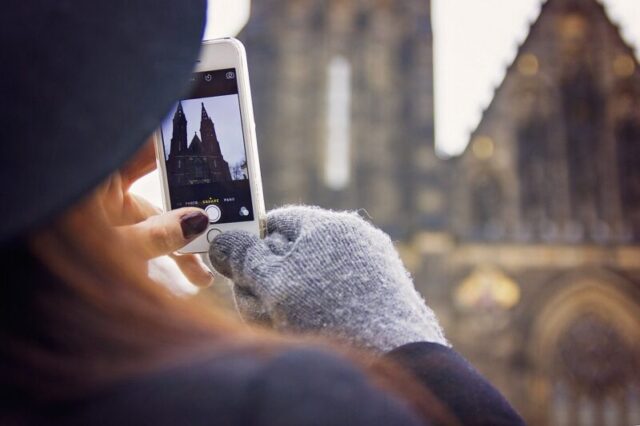 スマホで写真を撮影している女性