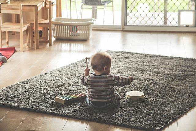 音楽を楽しむ赤ちゃん