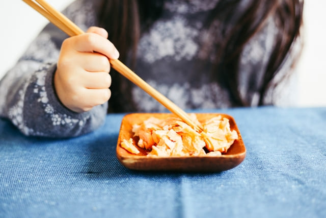 お魚を食べる子ども