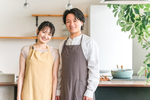 キッチン前に立つ夫婦