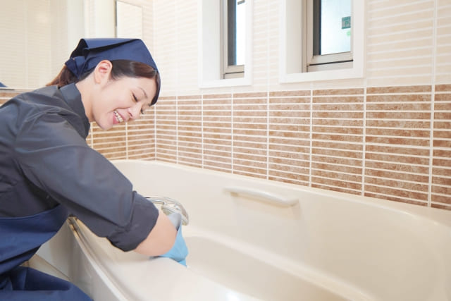 お風呂掃除をする家事代行スタッフ